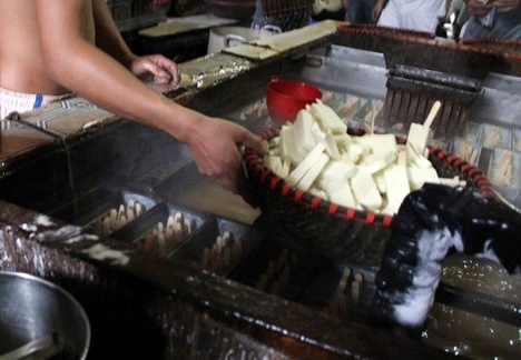 Lam kem ban tren mieng cong nuoc thai hinh anh