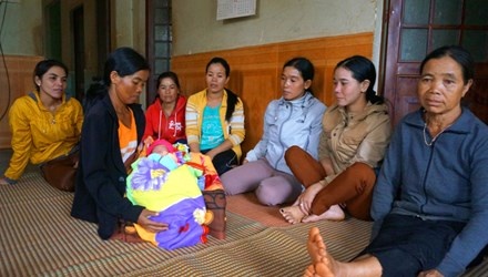 Be so sinh bi bo tren xe cong nong hinh anh