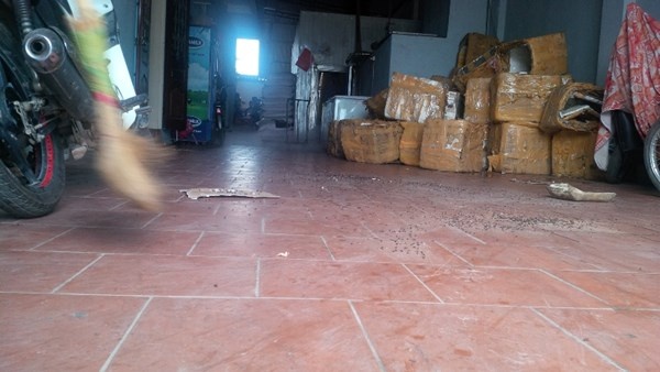 Hàng ngày, xưởng sản xuất kem bẩn phải liên tục dùng bả diệt ruồi nhưng cũng không thể tiêu diệt được loài sinh vật gây bệnh này.