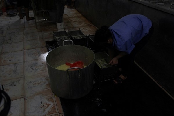 Kem bẩn được chế biến ngay trên miệng cống nước thải.