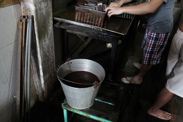 Chân đất, tay trần là cung cách làm việc quen thuộc của công nhân các xưởng kem bẩn.