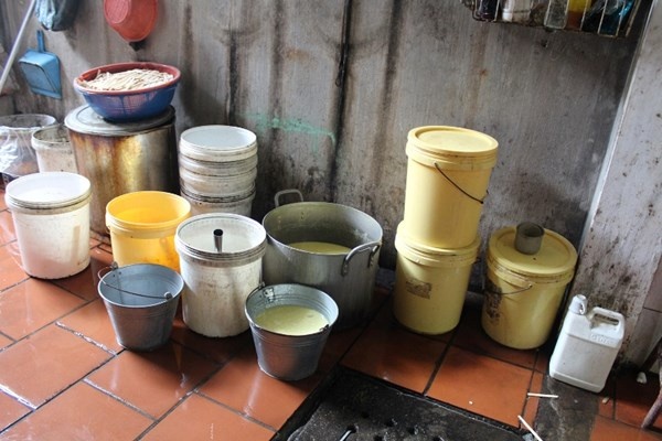 Các thùng đựng sữa bột bẩn thỉu được để ngay cạnh khu vệ sinh.