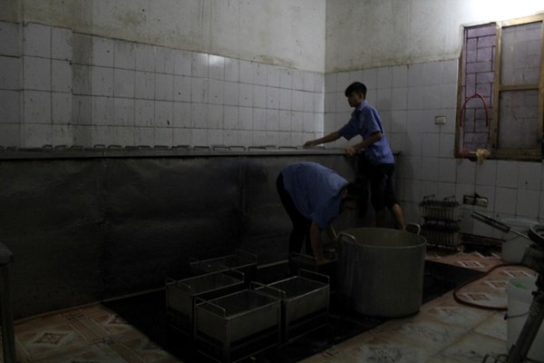 Nhà xưởng sản xuất kem nhếch nhác và mất vệ sinh.