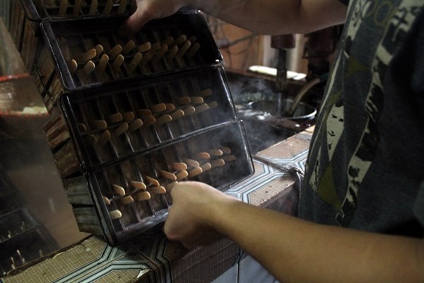 Những chiếc khay làm kem rỉ sét, mỗi khi ngâm xuống nước thôi ra váng sắt đục ngầu.