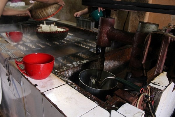 Những cỗ máy nhào kem đầy dầu mỡ kể từ khi đưa vào sử dụng chưa một lần được chủ nhân lau chùi.