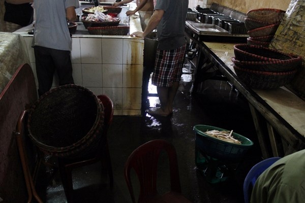 Nước thải bẩn thỉu, lênh láng khắp xưởng làm kem.