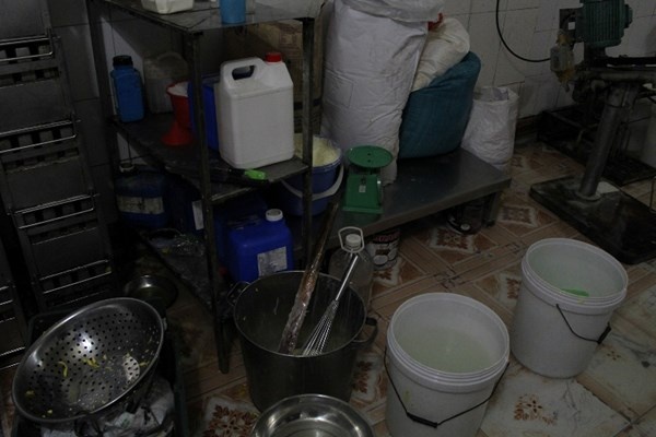 Những can hóa chất tạo hương liệu không rõ nguồn gốc dùng để làm kem.