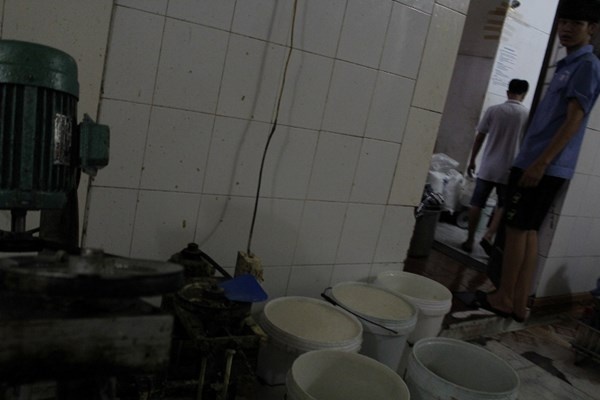 Những thùng bột tạo dẻo để lưu cữu, bốc mùi ôi thiu.