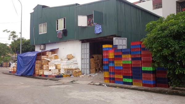 Những thùng xốp đựng kem vứt lăn lóc bên lề đường thường được dùng để vận chuyển kem đi các tỉnh tiêu thụ.