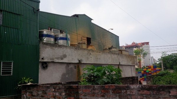 Nước giếng khoan đóng cặn vàng khè được bơm lên để sản xuất kem bẩn.