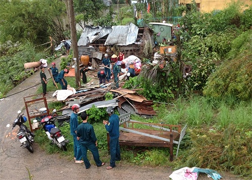 Loc xoay giat sap 132 ngoi nha o mien Tay hinh anh