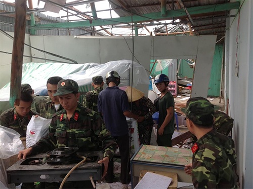 Để giúp đỡ nhân dân vượt qua khó khăn, Bộ Tư lệnh Quân khu 9 đã cử hơn 100 cán bộ, chiến sĩ hành quân về thị trấn Cờ đỏ giúp dân khắc phục hậu quả. Bộ Chỉ huy Quân sự thành phố Cần Thơ cũng cử hơn 100 cán bộ, chiến sĩ tới giúp nhân dân dọn dẹp nhà cửa và ổn định cuộc sống sau khi lốc xoáy đi qua.