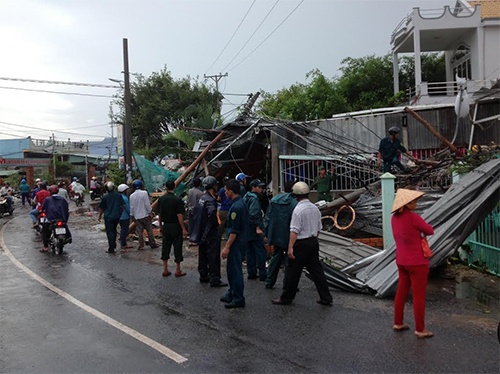 LLVT Quân khu 9 giúp dân khắc phục hậu quả vụ việc.