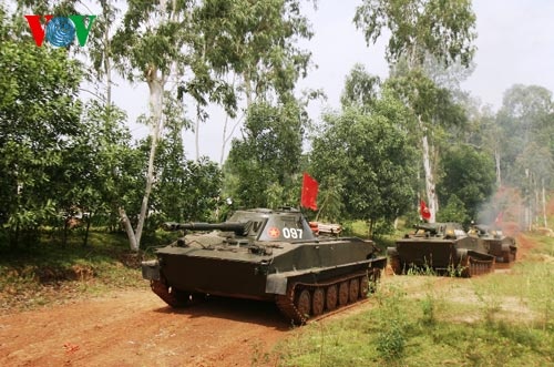 Trong huấn luyện, sẵn sàng chiến đấu, cán bộ, chiến sĩ phải hoạt động trong môi trường khắc nghiệt, như: huấn luyện trên sình lầy, biển, đảo; trong điều kiện thời tiết sóng to, gió lớn, sương mù…