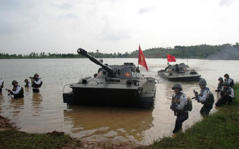 Xe tang cua hai quan Viet Nam loi song luyen tap chien dau hinh anh