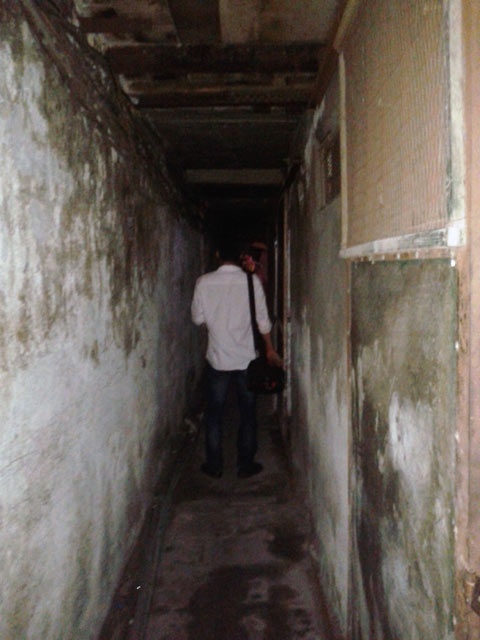 Ngõ sâu lại hẹp, chỉ vừa một người đi, nên việc đi lại ở đây không hề đơn giản đối với những người lạ.