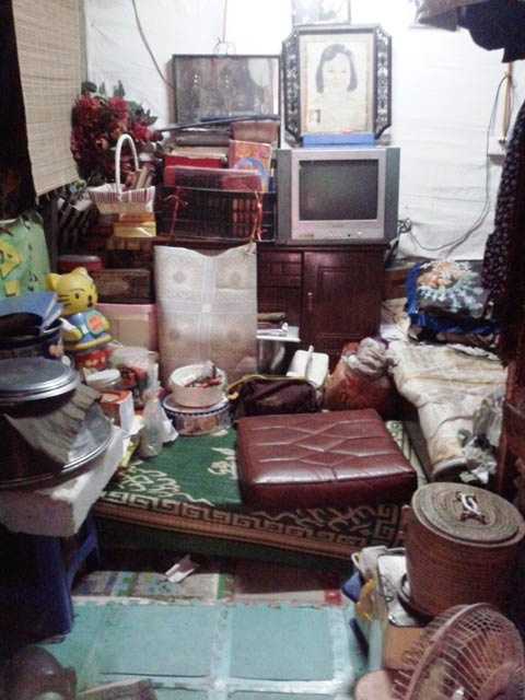 Trong nhà đồ đạc ngổn ngang. 