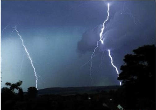 Set danh trung 5 nguoi dang di cho hinh anh