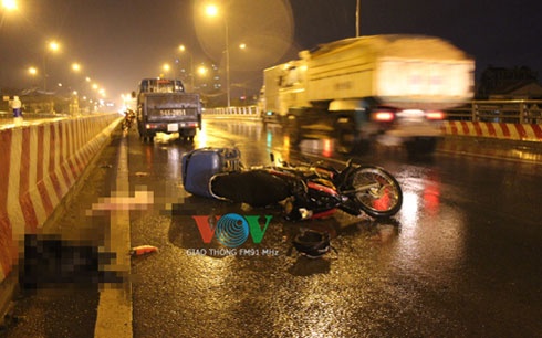 Nam thanh nien bi thuong nang nam giua duong trong dem mua hinh anh