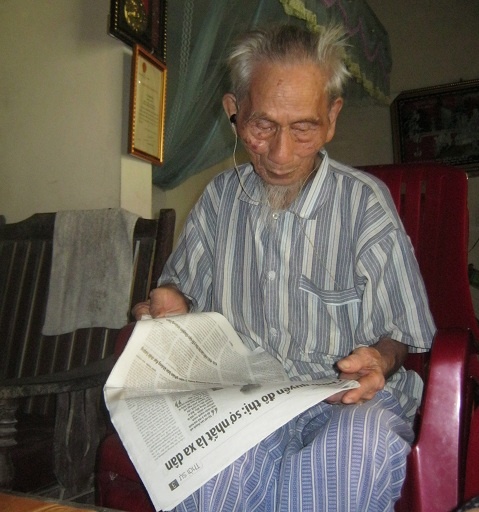 106 tuổi, cụ Viễn vẫn đọc báo bình thường. 