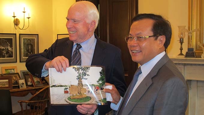 Cuoc gap dac biet Pham Quang Nghi - John McCain hinh anh
