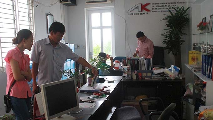 'Om' tien ty cua khach, cong ty du lich bo tron hinh anh