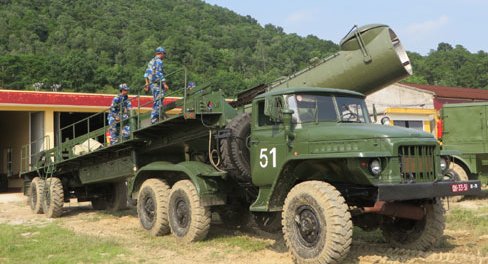 Nguoi linh Hai quan che mo hinh xe nap dan hinh anh