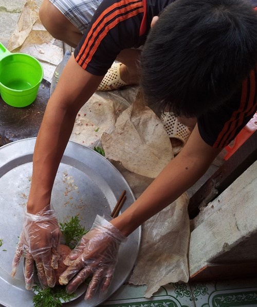 Anh Bình đang làm món chạo cho bữa cơm gia đình.