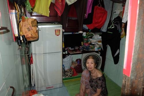 Đại đa số người dân phố cổ vẫn sống khổ sở, chật chội, ẩm thấp trong căn nhà vài mét vuông chứ không chịu rời đi.