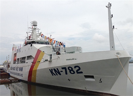 Tàu được trang bị 4 động cơ với tổng công suất 12.016 mã lực ở vòng quay 1.800 vòng/phút lai 2 chân vịt biến bước cho phép chạy với tốc độ tối đa 21 hải lý/giờ, tầm hoạt động 5.000 hải lý. 