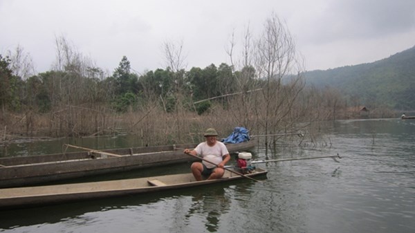 Người dân dùng thuyền nhỏ đánh bắt cá.