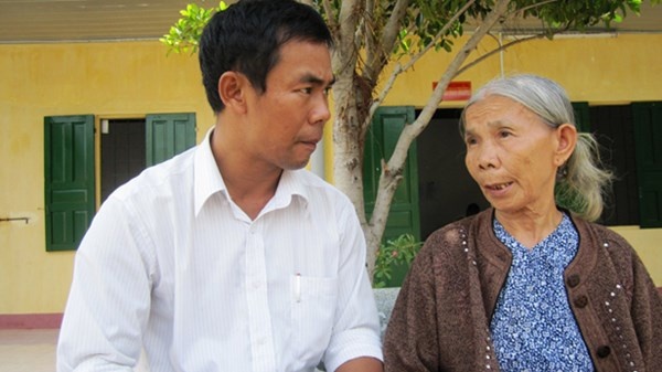 Bà Nguyễn Thị Cháu, mẹ liệt sĩ Lê Đức Hồng kể chuyện con trai mình với tác giả.