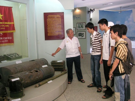 Ông Hùng kể lại việc rà phá thủy lôi cho sinh viên tại Bảo tàng Hải quân.