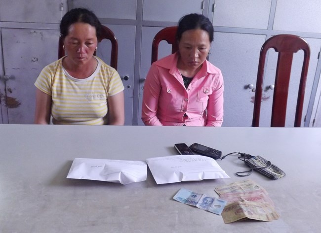 Bat hai chi em dau giau heroin vao cho kin hinh anh