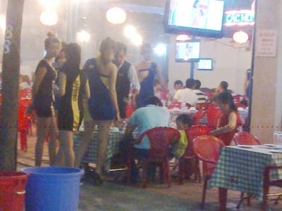 Quan nhau hut khach bang 'mon doc' chan dai giua Sai Gon hinh anh