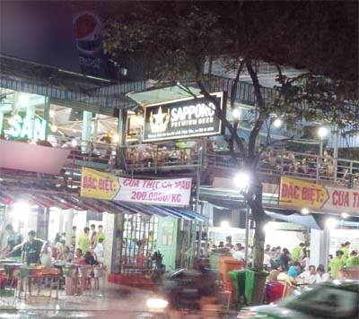 Quán nhậu trên đường Phổ Quang có khách từ sáng đến khuya.