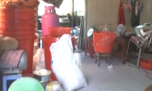 Vao xuong lam bo kho gia tu thit heo hinh anh