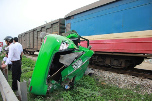 Vuot duong sat, taxi bi tau hoa dam vang xuong ao hinh anh