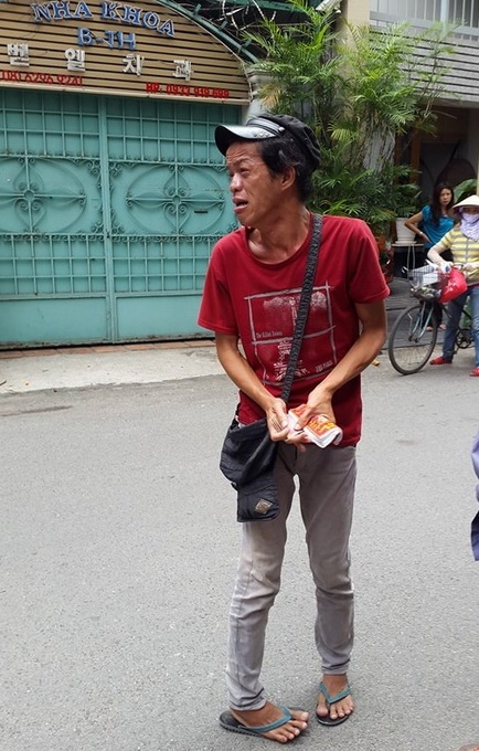 Người bán vé số bị câm điếc, đang hoảng hốt thất thần vì bị một phụ nữ chạy xe tay ga đeo khẩu trang cướp giật tập vé số khoảng 200 tờ.