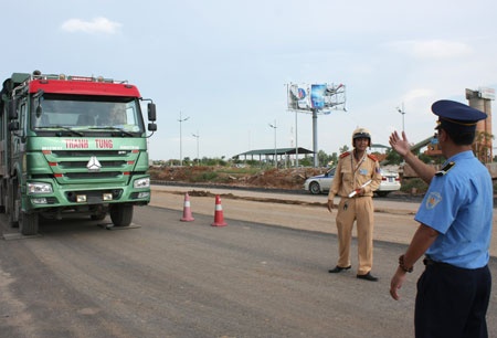 Chỉ khi có lực lượng CSGT các lái xe mới chấp hành đưa xe vào cân.
