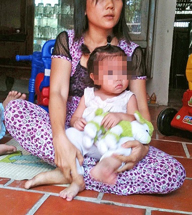 Chị Vân và bé gái con với người chồng sau. Bé không được mang họ cha vì những vướng mắc pháp lý của mẹ và người chồng trước.