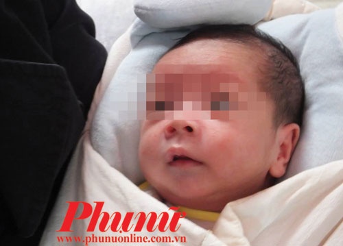 Bé Lãi những ngày được anh Long đưa về nhà chăm.