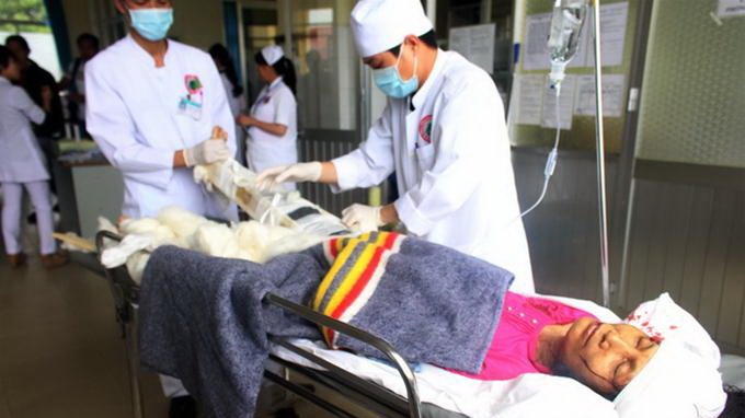 Một nạn nhân bị gãy xương đùi, đa chấn thương phần mềm đang được cấp cứu tại Bệnh viện Đa Khoa Lâm Đồng.