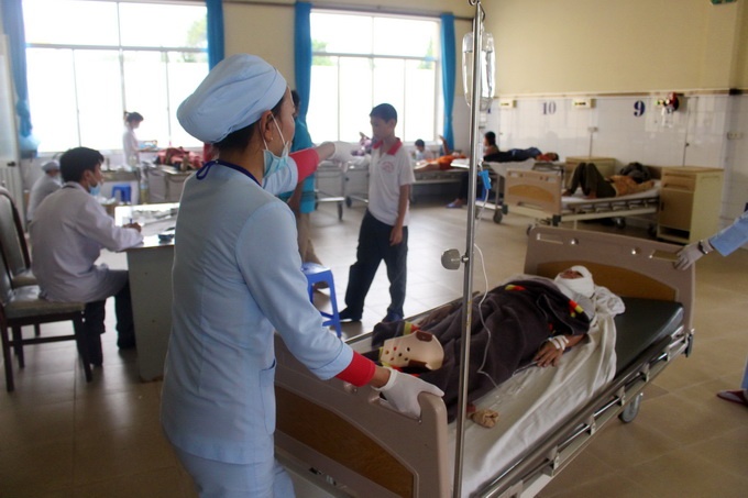 Các nạn nhân trong vụ tại nạn đang được gấp rút sơ cứu tại bệnh viện.