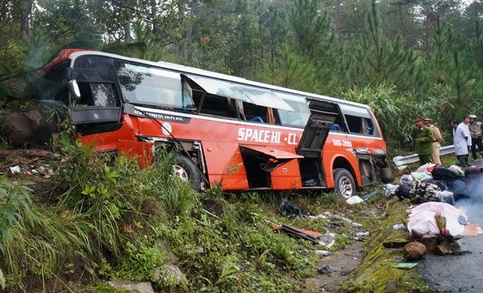 Xe dam vach nui, 3 nguoi chet, 45 nguoi bi thuong hinh anh