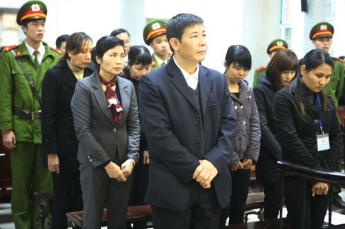 Theo chị Nguyệt, hầu hết các bị cáo trọng vụ án được đưa ra xét xử phiên sơ thẩm vẫn đang làm việc bình thường tại Bệnh viện Đa khoa Hoài Đức.