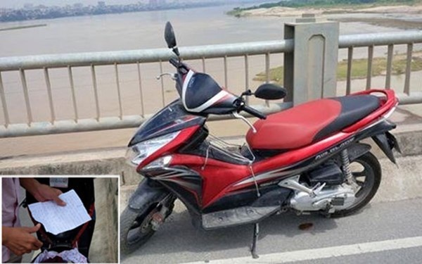 Co gai bo xe may tren cau lao minh xuong song tu tu hinh anh