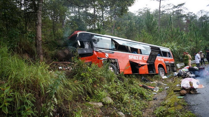 3 người chết tại chỗ gồm tài xế và hai hành khách. Tên tài xế đã được xác minh là Phạm Thanh Long 1956 (ngụ tại Tân An -  Long An)  Ngoài ra, có 32 hành khách khác đa chấn thương đang cấp cứu tại Bệnh viện đa khoa tỉnh Lâm Đồng, trong đó có 3 người bị thương nặng, một trường hợp nguy kịch. Bên trong xe bị xáo trộn sau cú va chạm.