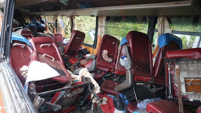 Theo bệnh viện Hoàn Mỹ Đà Lạt, BV này cũng đang tiếp nhận 13 hành khách bị thương từ vụ tai nạn này.