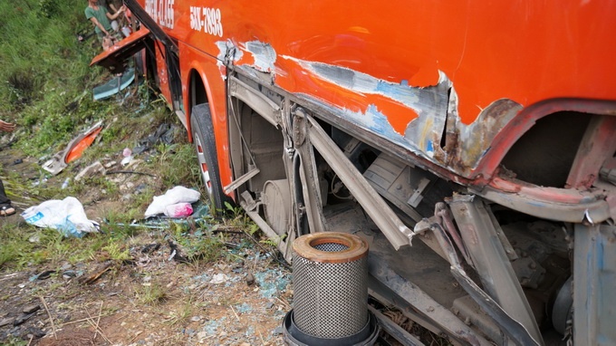 Lực lượng chức năng có mặt tại hiện trường cho biết, chiếc xe 45 chỗ chở khách từ Nha Trang đi Đà Lạt, đi tới khúc cua gắt, không làm chủ được tốc độ đã đâm vào taluy bảo vệ cầu phía trái làn đường khiến taluy bị hư hại và rơi xuống suối. 
